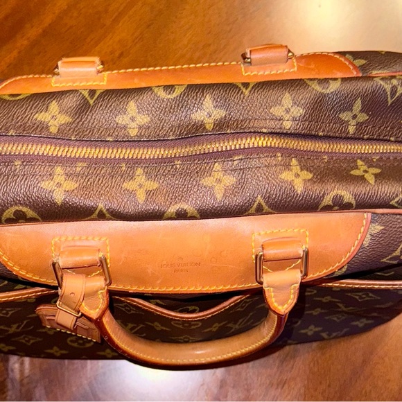 Like new Louis Vuitton bag and matching wallet - Picture 5 of 5